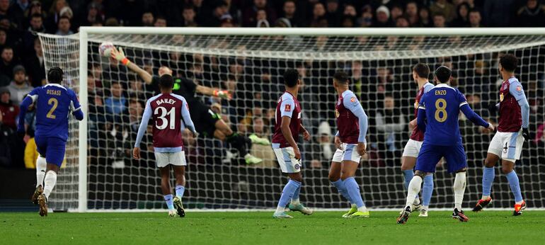 Golazo de tiro libre del argentino Enzo Fernández (N° 8) para el Chelsea ante el Aston Villa. Lo sufre su compatriota, el arquero Dibu Martínez.