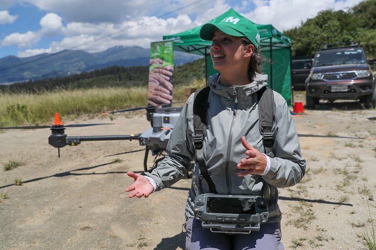 Nastia Skorobogatov, técnica y agroecóloga de la Pontificia Universidad Católica de Ecuador (PUCE), habla sobre el dron forestal Agras T20, de tecnología china, antes de que lance 20.000 semillas de especies nativas que apuntan a recuperar la cobertura vegetal del árido y erosionado cerro Casitagua. El dron es un Agras T20 de tecnología china, utilizado habitualmente para sistemas de fumigación y que, tras meses de investigación, la Pontificia Universidad Católica de Ecuador (PUCE) ha modificado para que en el tanque que se transportan líquidos, también se puedan trasladar semillas. Este aparato puede operar con inteligencia artificial. Imagen ilustrativa.