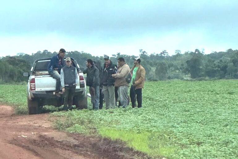 Un grupo de supuestos invasores de tierras de los Núñez.