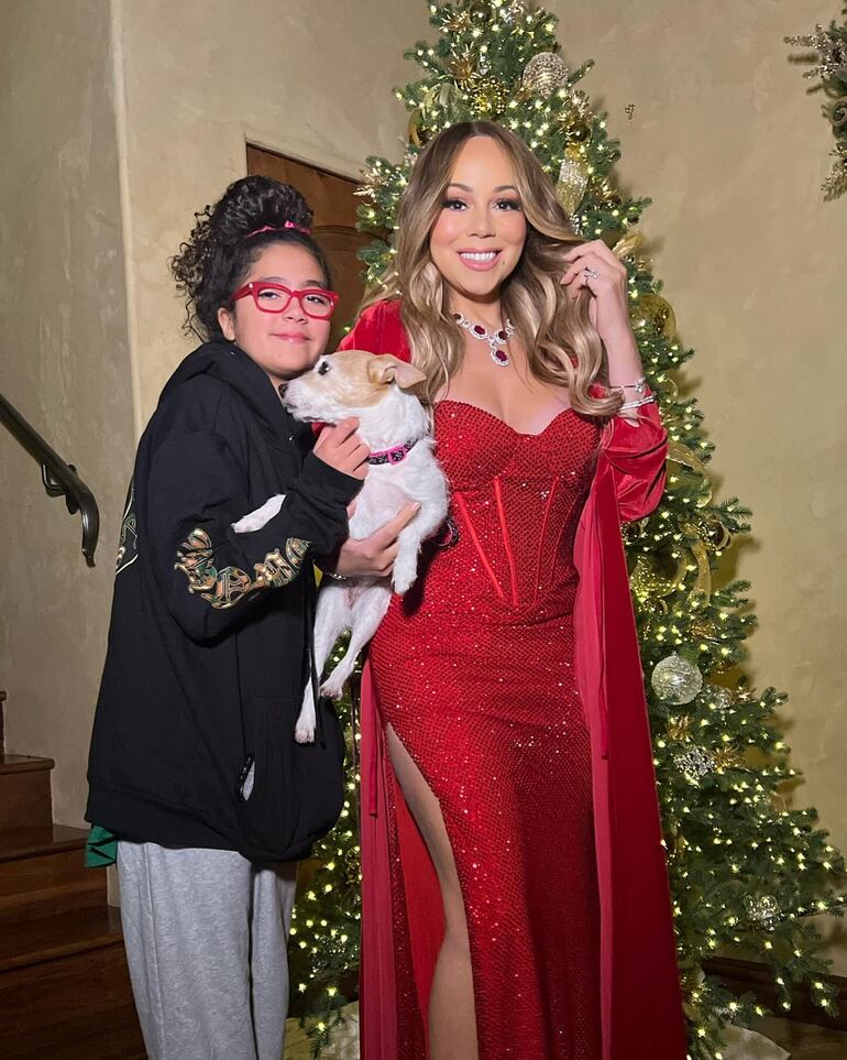 Mariah Carey y su hija Monroe posan con la mascota de la familia frente al árbol de Navidad. (Instagram/Mariah Carey)