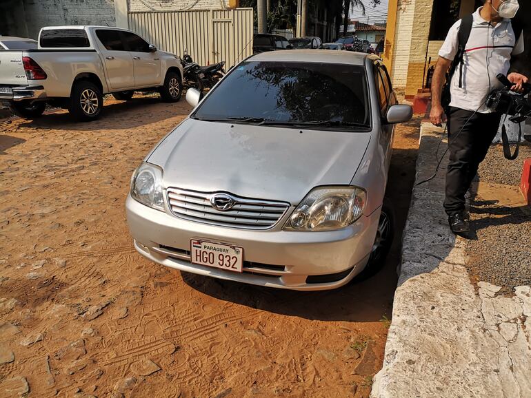 El automóvil Toyota Corolla que habría sido utilizado para el golpe al supermercado los Jardines Express y en el que estaba Derlis Ruíz Díaz.