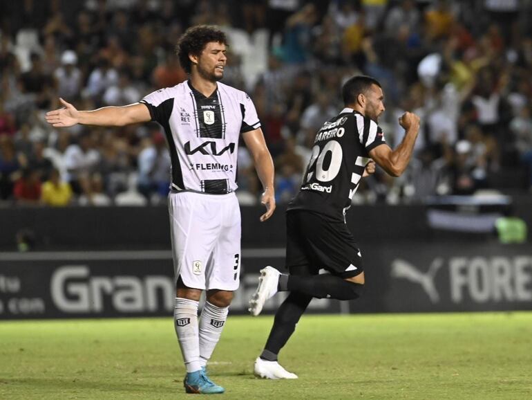 Antonio Bareiro (d), futbolista de Libertad, celebra un gol en el partido frente a Tacuary por la séptima jornada del torneo Apertura 2024 del fútbol paraguayo en el estadio La Huerta, en Asunción.