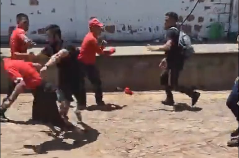 Pelea entre guardias de seguridad y vendedores ambulantes en predio lindante al Mercado de Abasto.