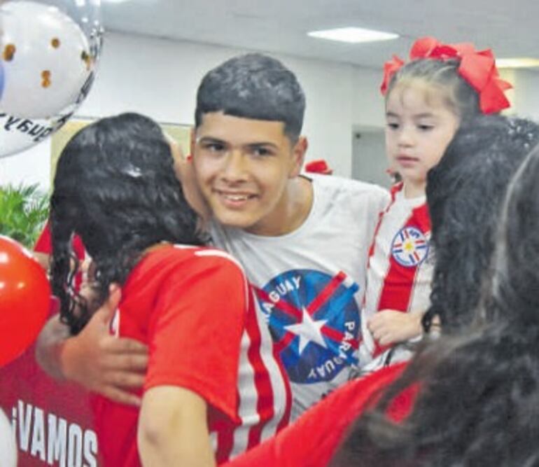 El mediocampista Ángel Aguayo, rodeado de su familia. El albirrojo será transferido al Santos de Neymar.