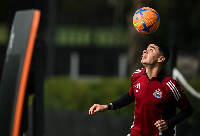 Miguel Almirón en acción con el balón durante la última práctica del Newcastle.