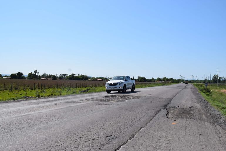 Los profundos baches en la ruta PY01 ponen en riesgo a conductores.