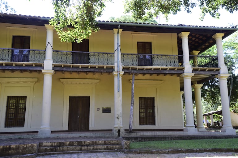 La Casa Alta, de Carlos Antonio López, en el Jardín Botánico, se sostiene sobre tacos de madera por falta de cuidado.