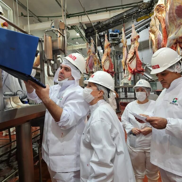 El presidente del Senacsa, Dr. José Carlos Martin, y el director general de la Digecipoa, Dr. Julio Barrios, realizaron una visita técnica al establecimiento Frigorífico Neuland, en el marco de la auditoría de la Norma Paraguaya NP 20 036 22 Clasificación y Tipificación de Canales Bovinas. Acompañaron el recorrido de las instalaciones, el gerente de la Planta, Sr. Hugo Barg, Dra. Alba Pettengill y técnicos del ente.