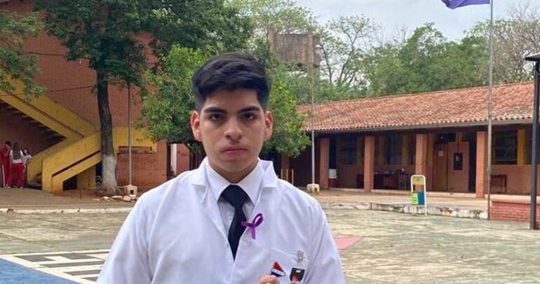 Nicolás González, mejor egresado del Colegio Nacional Fernando de la Mora.