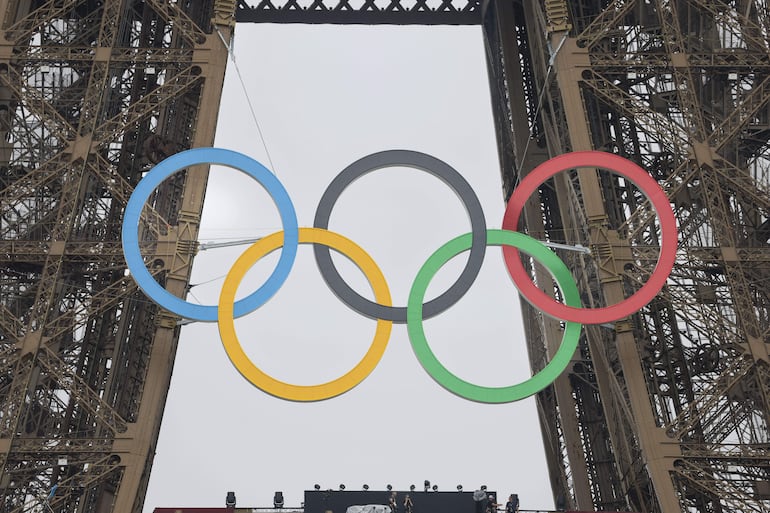 Los aros olímpicos colocados en la Torre Eiffel, horas antes de la ceremonia de inauguración de los Juegos Olímpicos de París.