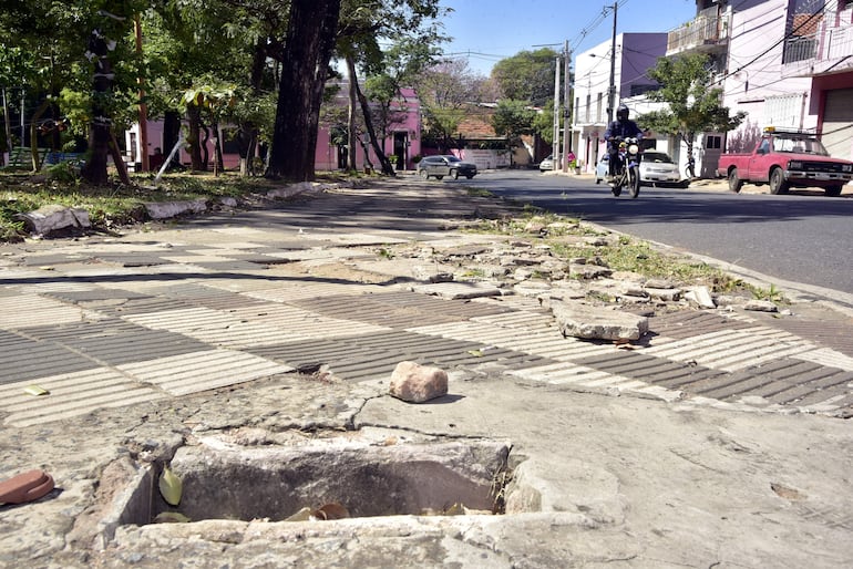 Plaza Gaspar Rodríguez de Francia con estructura abandonada desde hace años. Óscar Rodríguez es intendente desde diciembre del 2019.