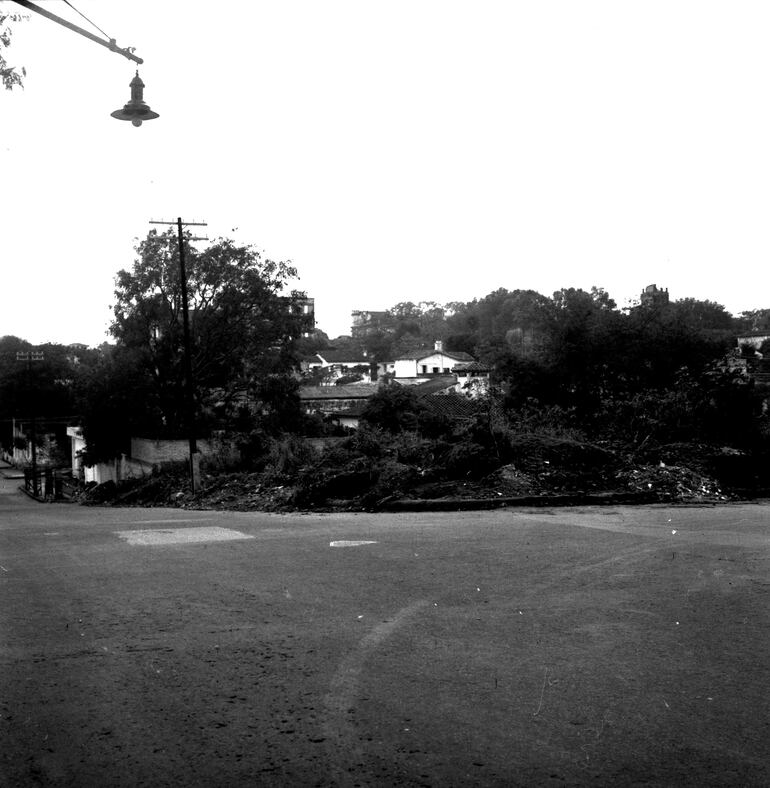 Barrio Ciudad Nueva en 1968, con una vista de Asunción desde Cerro Cora y 22 de Septiembre donde se puede notar el nuevo asfaltado y un baldío que causaba molestias.