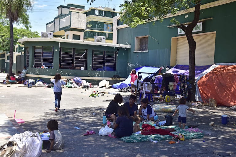 Indígenas permanecen en precarios campamentos frente al Indi, sobre la avenida Artigas de Asunción.