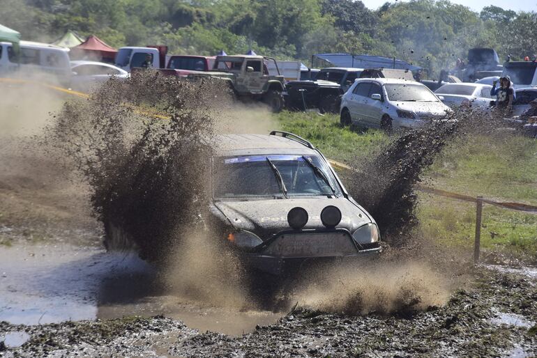 De esta forma, Miler Otazo y Hugo Elizeche (Mercedes Benz ML V8), se abrieron paso hacia el triunfo en este atractivo circuito.