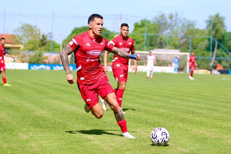 Aldo Quiñónez, futbolista de Fernando de la Mora, domina el balón en un partido ante 3 de Febrero de Ciudad del Este por la División Intermedia en el estadio Emiliano Ghezzi, en Lambaré.