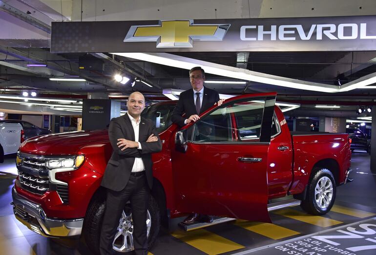 Álvaro Espínola, country manager de General Motors en Paraguay, y Marcus Oliveira, director de Ventas y Operaciones de GM Sudamérica para Paraguay, Uruguay, Bolivia y Chile, exhiben con orgullo la nueva Chevrolet Silverado Z71.