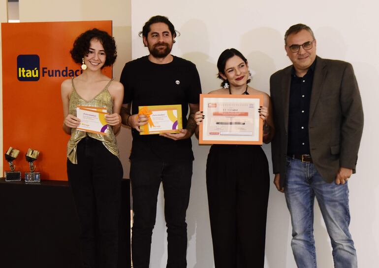 Ganadores de diferentes categorías del Premio Itaú de Cuento Digital.