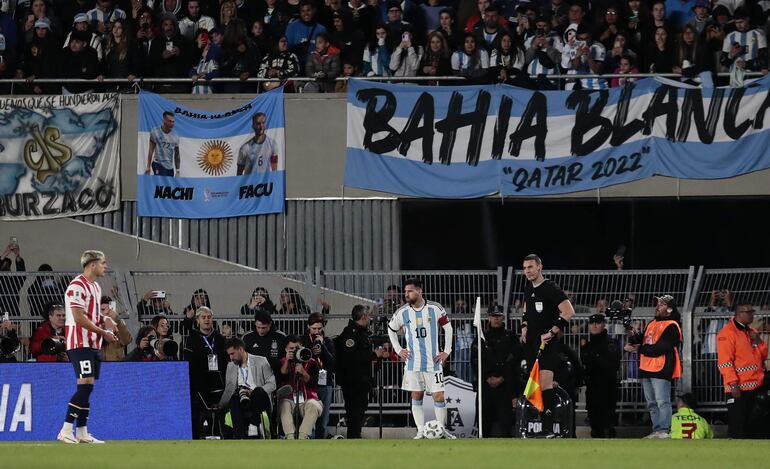 Lionel Messi (c) de Argentina se prepara para patear un balón hoy, en un partido de las Eliminatorias Sudamericanas para la Copa Mundial de Fútbol 2026 entre Argentina y Paraguay en el estadio Más Monumental en Buenos Aires (Argentina).