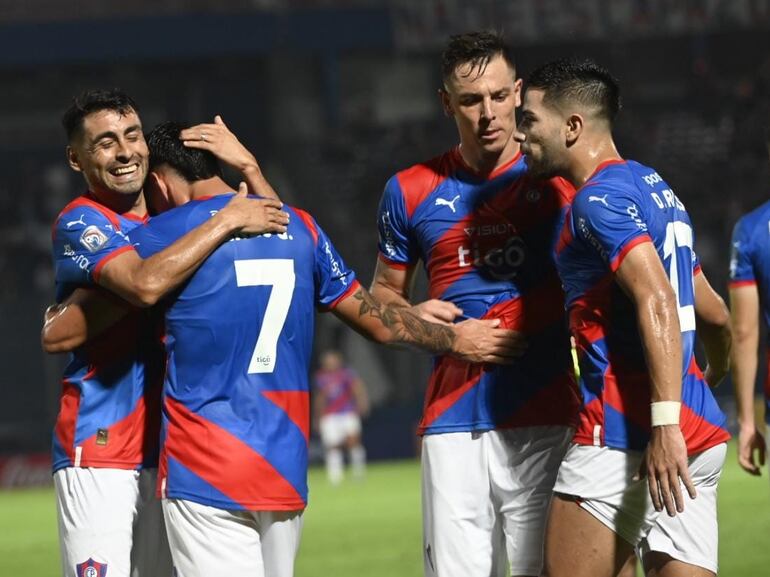 Los jugadores de Cerro Porteño celebran el gol de Enzo Giménez (7), que posteriormente fue anulado por posición adelantada, en el partido contra Guaireña por la primera fecha del torneo Clausura 2023 del fútbol paraguayo en el estadio La Nueva Olla, en Asunción.