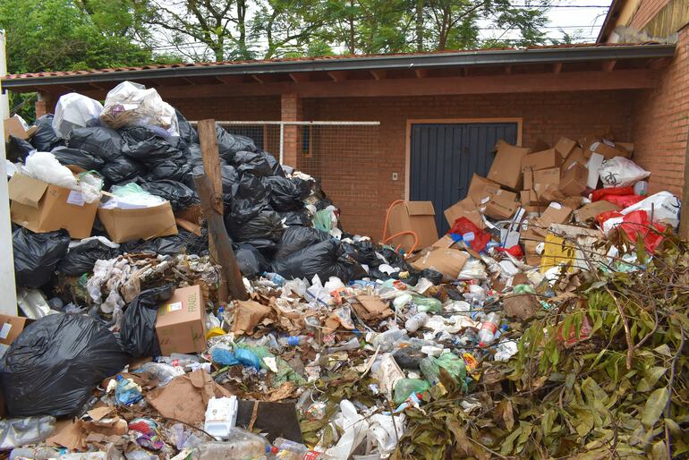 Basura acumulada llega a nivel del techo del deposito del hospital regional de Villarrica. 