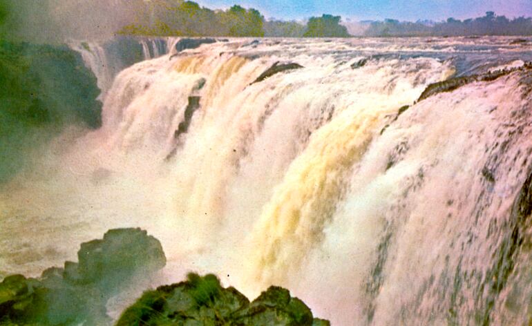 Uno de los imponentes saltos que desaparecieron con el embalse de la represa de Itaipú.