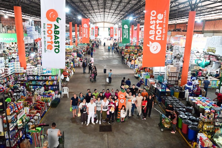 El Bloque C se destaca por su variedad y la limpieza que mantiene. En la foto, algunos locatarios junto a Abastito, muñeco oficial del Abasto Norte.