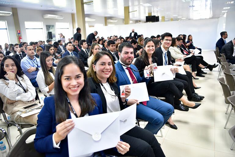 Itaipú Binacional incorporó oficialmente el lunes, 31 de julio de 2023, a su nómina de empleados paraguayos a los 187 postulantes que superaron las diferentes etapas del Proceso Selectivo Externo (PSE) de la Convocatoria 2023.  Ahora fueron todos desvinculados.