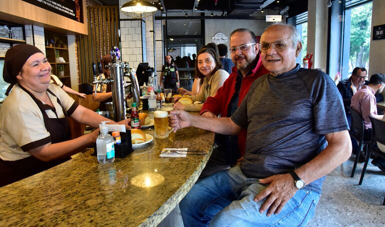 Clientes fieles visitan asiduamente el Lido Bar, que recibe a cientos de personas en su local ubicado casi frente a la Catedral Metropolitana.