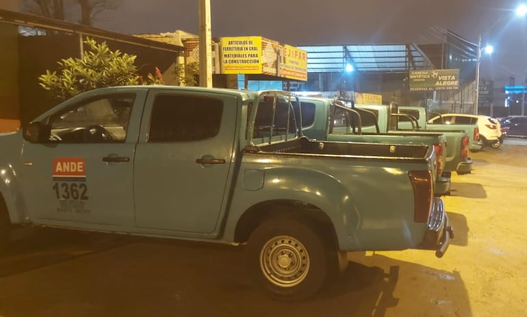 Las camionetas de la Ande quedaron estacionadas prácticamente frente a la cancha sintética, situada sobre la avenida Perú, una de las más transitadas de Ciudad del Este.