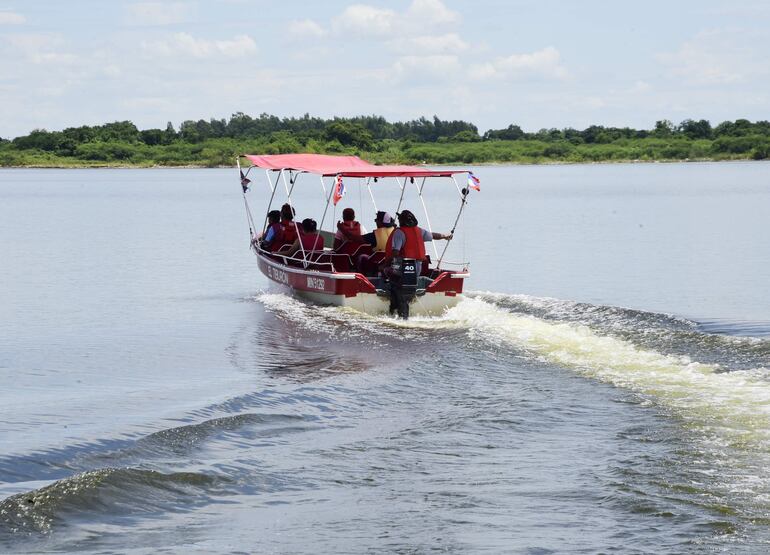 El paseo en lancha o en canoa tampoco faltó en la bahía capitalina.