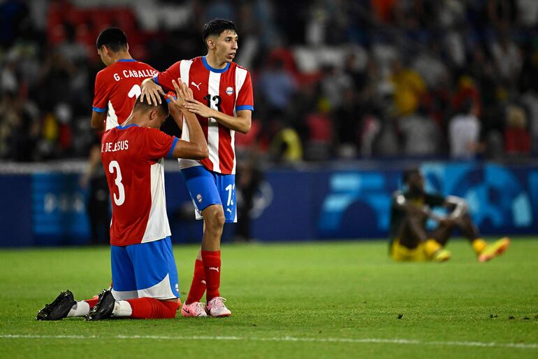 Los jugadores de la selección de Paraguay festejan la victoria 1-0 sobre Malí por la tercera fecha del Grupo D del Torneo de Fútbol masculino de los Juegos Olímpicos París 2024 en el estadio Parque de los Príncipes, en París, Francia.