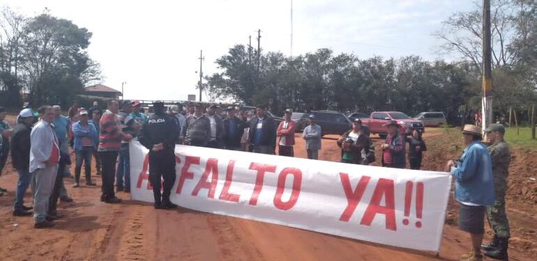 Imagen de una de las manifestaciones realizadas por los miembros de la Comisión Pro Asfalto de Liberación