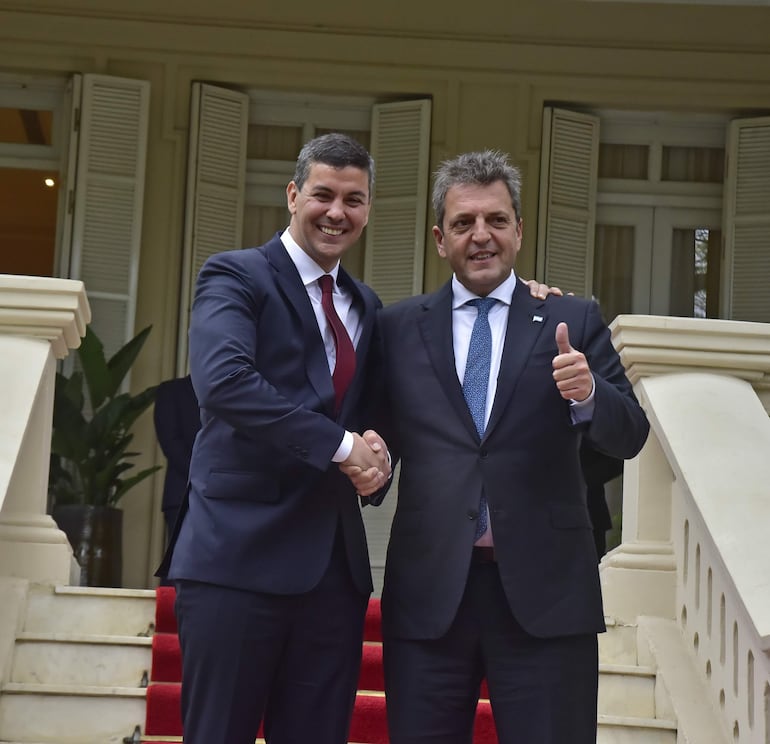 El presidente de la República, Santiago Peña, ayer en la residencia presidencial Mburuvicha Róga, con Sergio Massa, ministro de Economía argentino.