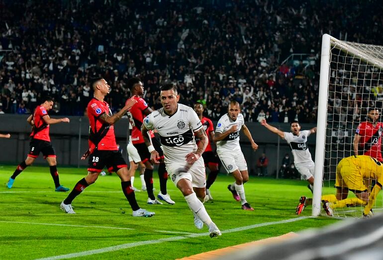 Derlis González celebra un gol ante Atlético Goianiense en los octavos de final de la Copa Sudamericana 2022.