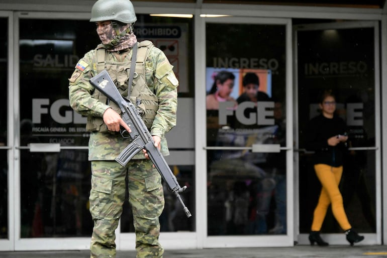 sede de la Fiscalía General de Ecuador, bajo resguardo de guardias armados, en Quito.