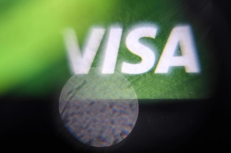 El logotipo del sistema de pago Visa en una tarjeta bancaria en Moscú. El Departamento de Justicia de Estados Unidos presentó este martes una demanda contra Visa, a la que acusa de mantener ilegalmente un monopolio sobre las redes de tarjetas de débito en el país.