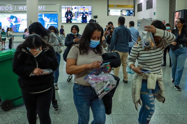 Ciudadanos ecuatorianos llegan a Guayaquil luego de ser deportados por EE.UU. este martes, en Guayaquil (Ecuador).