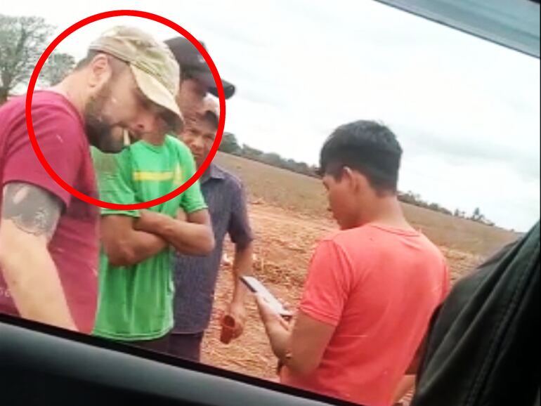 Felipe Santiago Acosta Riveros, alias Macho (en círculo), fumando marihuana, cuando supuestamente negociaba con indígenas el alquiler de sus tierras ancestrales para plantar marihuana.