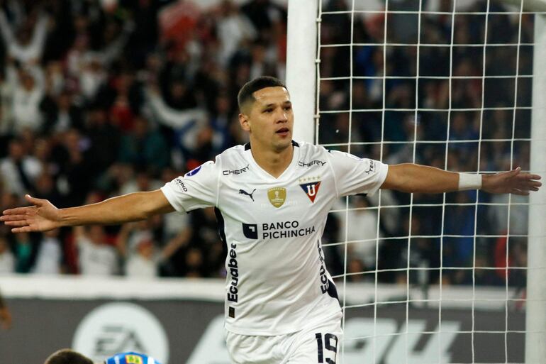 TOPSHOT - Liga de Quito's Paraguayan forward Alex Arce celebrates scoring his team's first goal during the Copa Sudamericana knockout round playoff first leg football match between Ecuador's Liga de Quito and Bolivia's Always Ready at the Rodrigo Paz Delgado stadium in Quito, on July 18, 2024. (Photo by Galo Paguay / AFP)