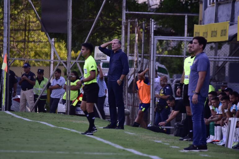 El argentino Martín Palermo, entrenador de Olimpia, en el partido frente a Sportivo Trinidense por la novena jornada del torneo Apertura 2024 del fútbol paraguayo en el estadio Rogelio Silvino Livieres, en Asunción.