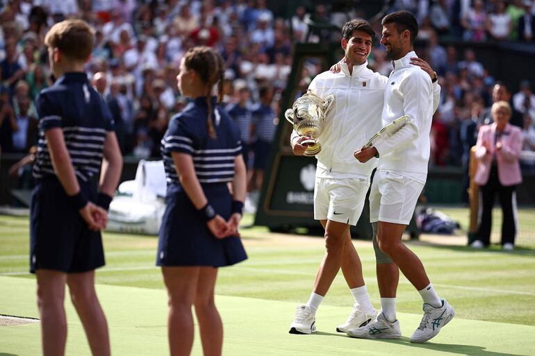 El tenista serbio Novak Djokovic (d) y el español Carlos Alcaraz después de disputar la final de Wimbledon 2024 en, Londres, Inglaterra. 