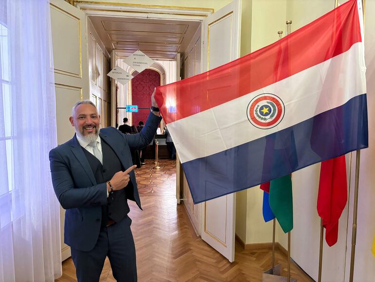 Flamante, la bandera paraguaya ondeando en la entrega de premios de Monde Selection, en Viena, Austria.