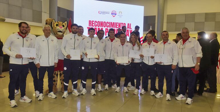 Integrantes del Team Paraguay anoche en el reconocimiento por lo logrado en París 2024.