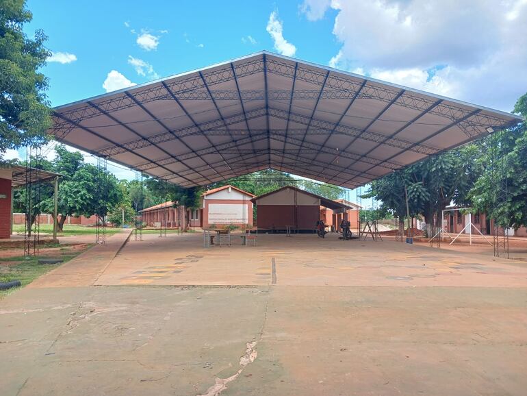 La comunidad educativa construye un tinglado que improvisan de comedor en Santa Rosa del Aguaray