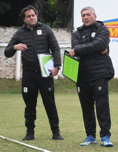 Ricardo Caffarena (izq.) y Álvaro Zuluaga fueron presentados el lunes como conductores provisorios del plantel superior de Tacuary. Al final, solo el paraguayo podrá sentarse en el banco del Buque, por una cuestión de documentación.