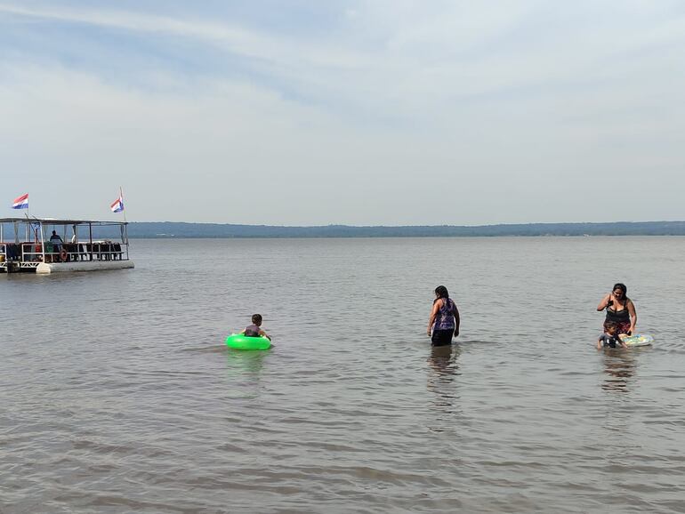 San Bernardino: en playa muncipal no hay cartel que avise la contaminación del lago y turistas ingresan al agua con sus familias