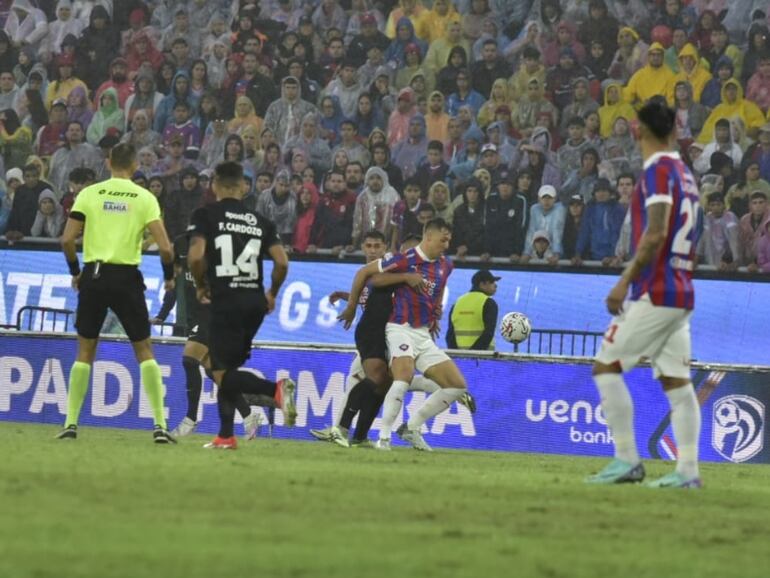 Momentos del superclásico entre Cerro Porteño y Olimpia por la fecha 17 del torneo Apertura 2024 del fútbol paraguayo en el estadio La Nueva Olla, en Asunción.