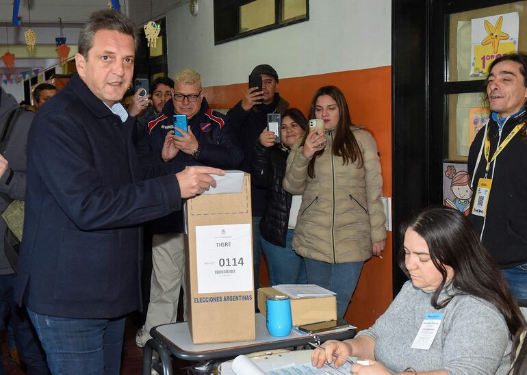 El ministro de Economía y precandidato, Sergio Massa, votó esta mañana. (AFP)