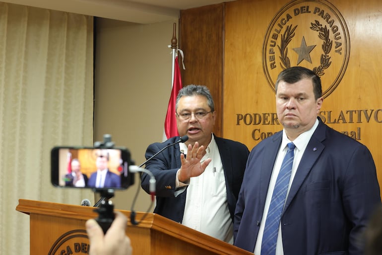 Gustavo Leite (cartista) y DIonisio Amarilla (liberocartista), miembros de la Comisión Garrote.