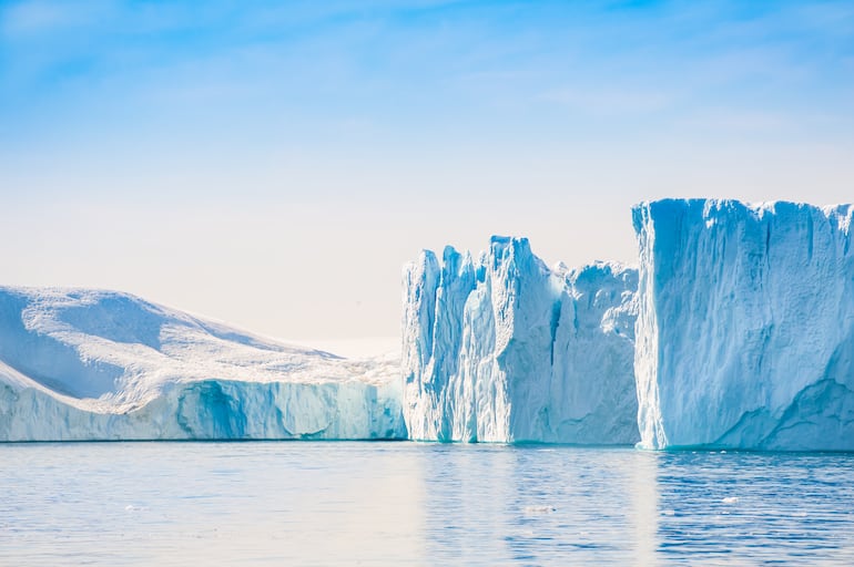 Grandes icebergs azules en Ilulissat icefjord, al oeste de Groenlandia. El cambio climático tiene múltiples efectos en nuestro planeta y nuevos estudios sugieren ahora el incremento, aunque mínimo, de la duración del día y la alteración del eje de rotación de la Tierra, debido a la pérdida de las masas de hielo de Groenlandia y la Antártida.